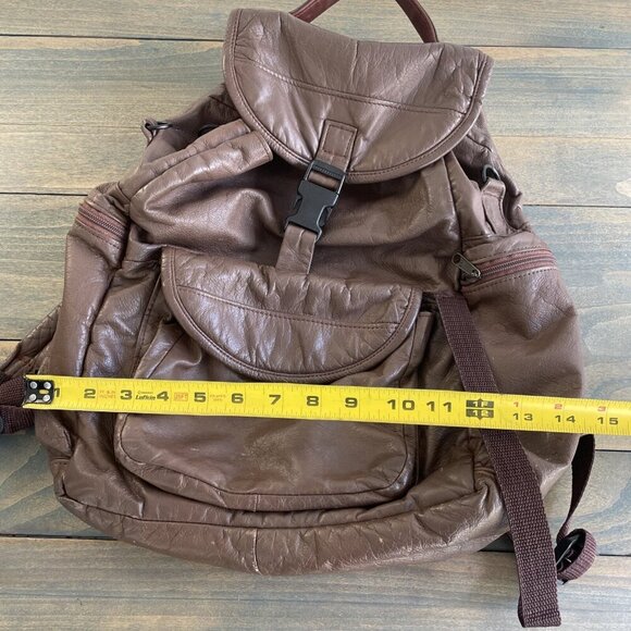 Vintage Faux Leather Caramel Brown Backpack w/Cinch & Roomy Zip Pockets (X7) - Picture 8 of 8